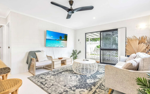 Bright and Spacious Triplex Near Holloways Beach – Balcony – Cairns