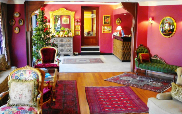 Gondola Hotel And Suites
