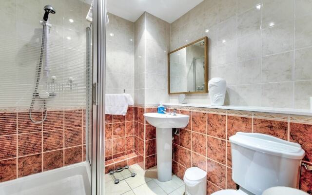 3bed/3bath Townhouse with Free Parking And Balcony