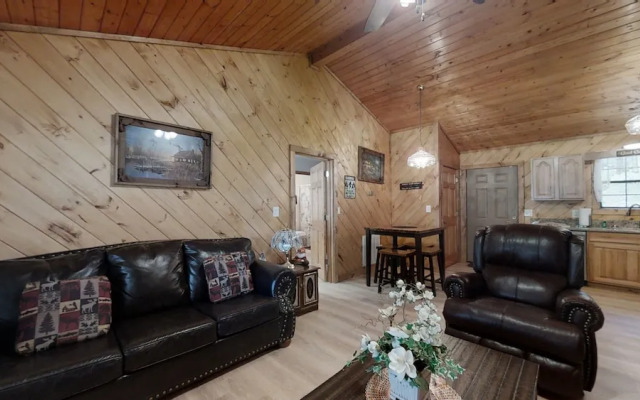 Little Mountain Hideaway 2 Bedroom Cabin by RedAwning