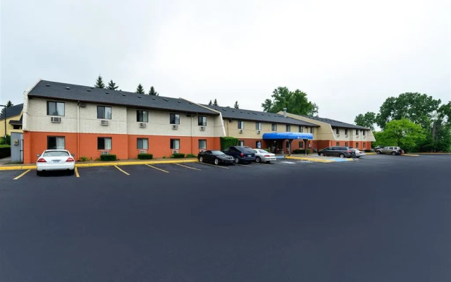 Burnsville Inn & Suites