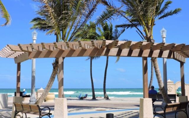 Seabreeze Beachside Studios by ValGal