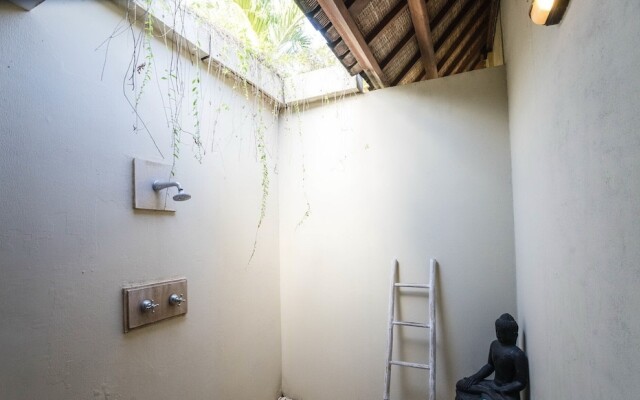 3 bedroom villa river side Legian