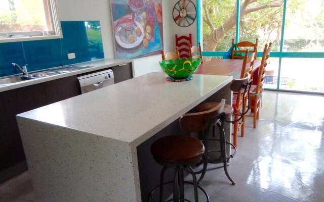 Stylish Comfortable Central Artists Home