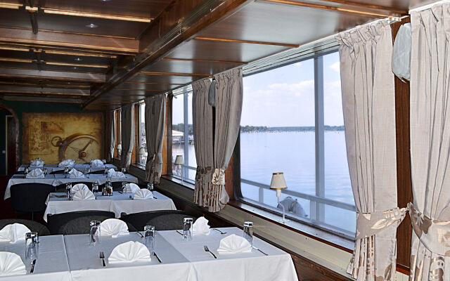 Compass River City Boatel