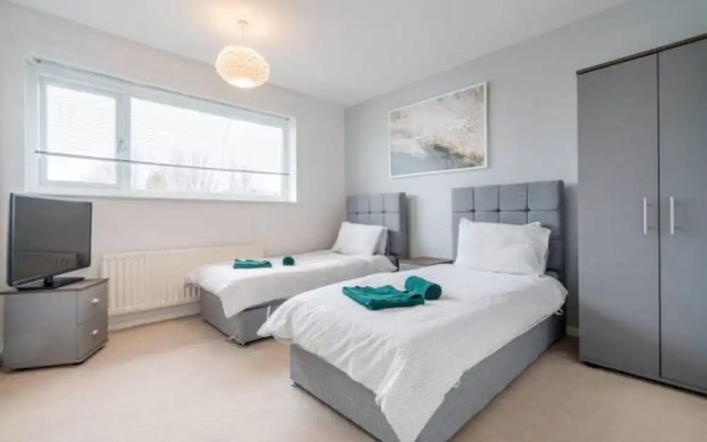 Bright & Airy 3BR Home with Parking