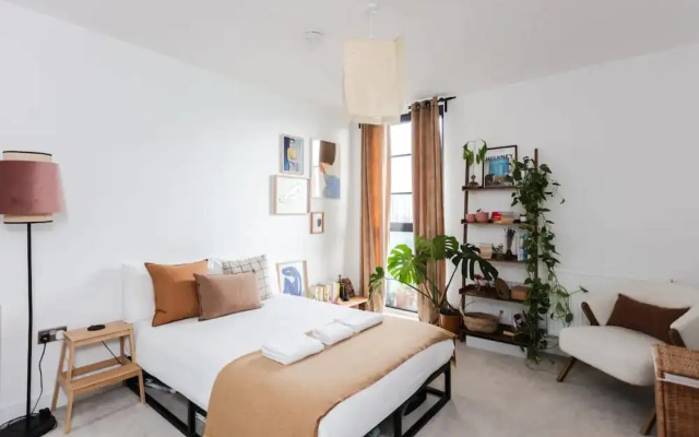 Bright 1 Bedroom Apartment in Hackney Wick With Balcony