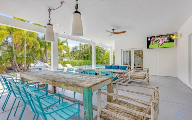 Luxe Lakefront Mansion Waterfront, Pompano Beach