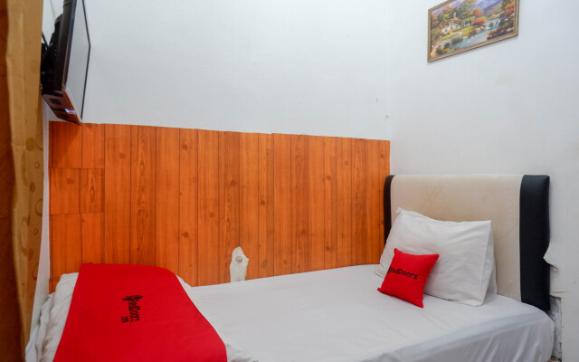 RedDoorz @ Golden Inn Tugu Yogyakarta