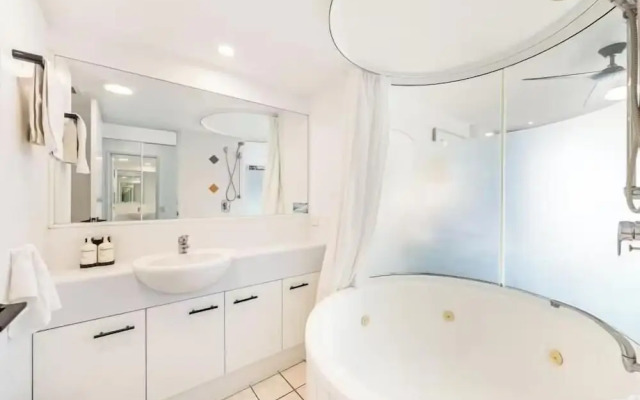 Wake to the Waves - Oceanfront Apartment