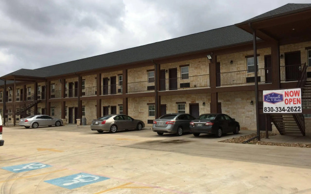 Pearsall Inn & Suites