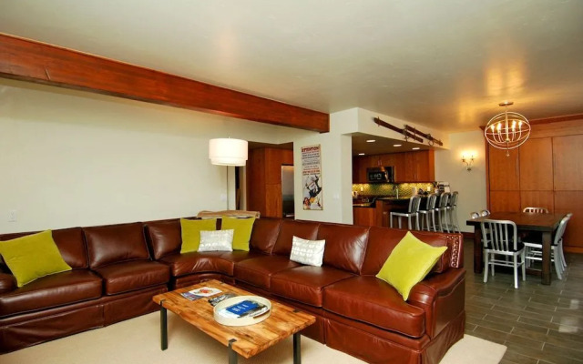 Fifth Avenue Condominiums by Frias