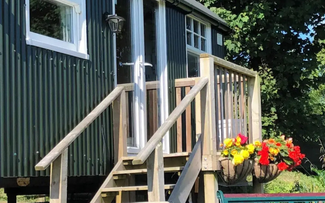 1 Bedroom Cabin Sleeps 2, Private Garden, Wifi