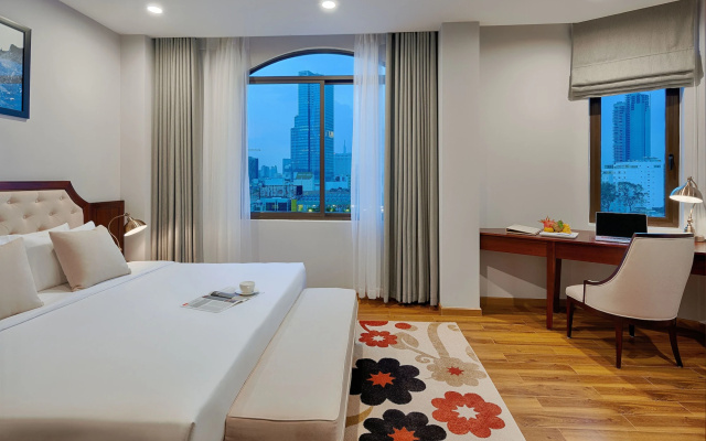 Happy Life Grand Hotel & Sky Bar