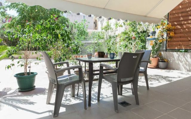 Modern 2 Bd Kipseli Hideaway Patio Apt