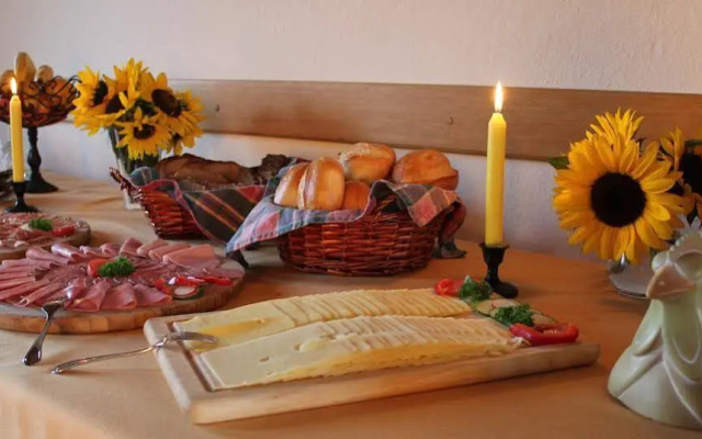 Landhaus vor Burg Eltz