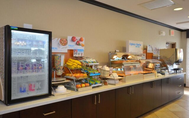 Holiday Inn Express & Suites Farmington by IHG