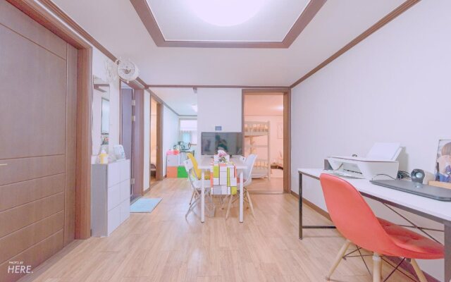 Kpopstarz Guesthouse - Women Only