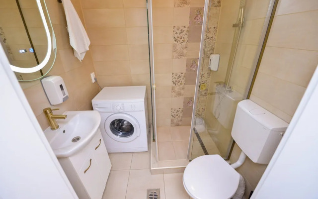 Tres Chic Studio - Victoria Avenue