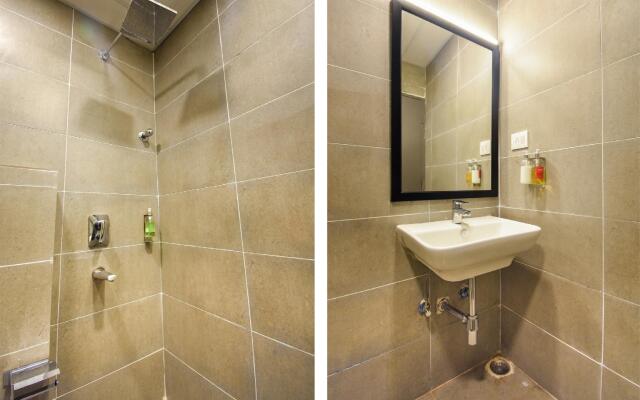 OYO Townhouse 201 Heera Holiday Inn