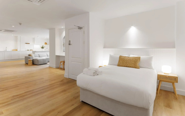 Air Host and Stay - 44 Renshaw