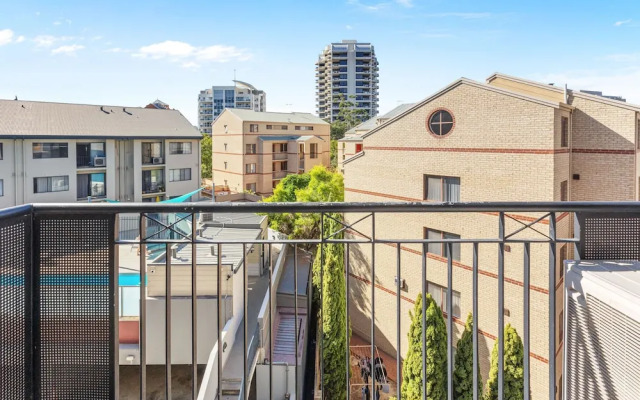 Modern 2BR Pool Gym Parking