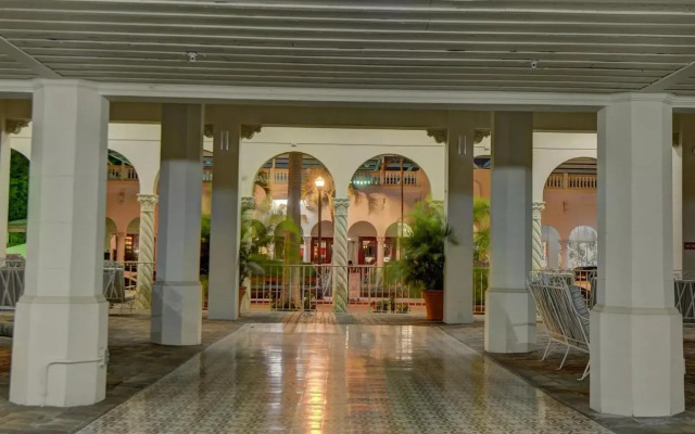 Designer Decorated Palm Beach Hotel NEW