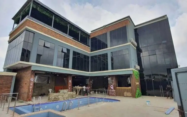 Q Nuts Lounge And Suites