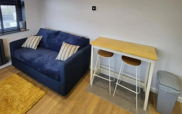 Town Centre Modern 1 Bed Self-contained Apartment
