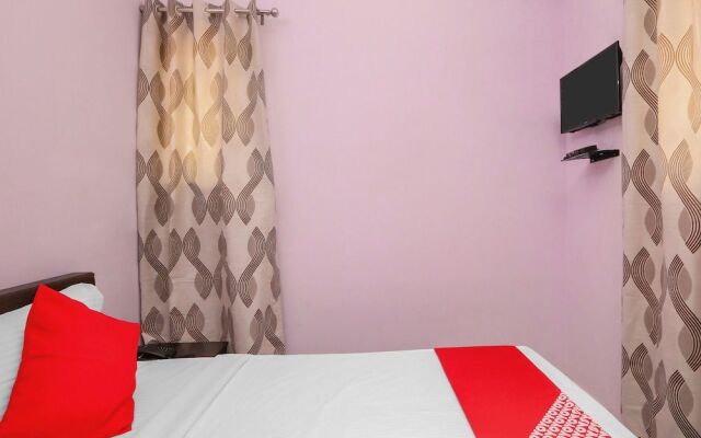 OYO 18600 Krish Lakeside Comforts