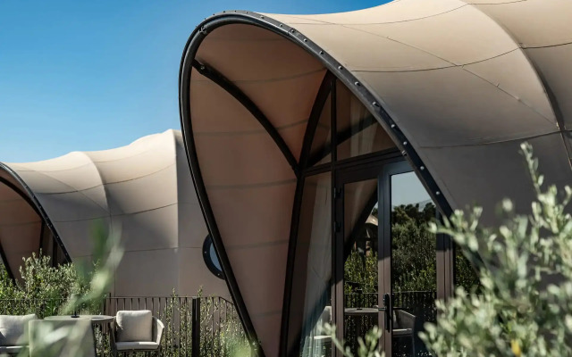 91 Athens Riviera, The Resort