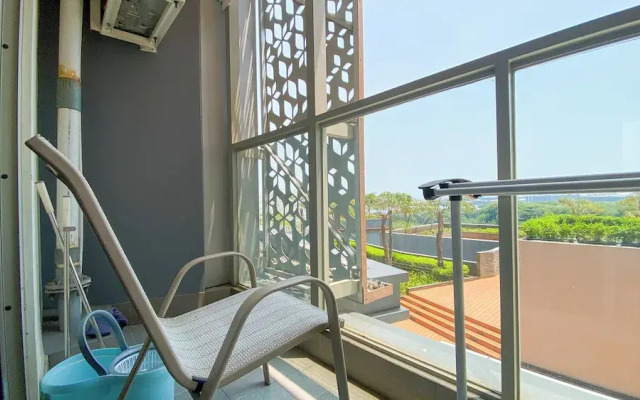 Great Location and Homey Studio Gold Coast Apartment near PIK