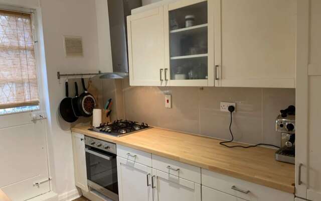 Contemporary 2 Bedroom Flat in Bayswater