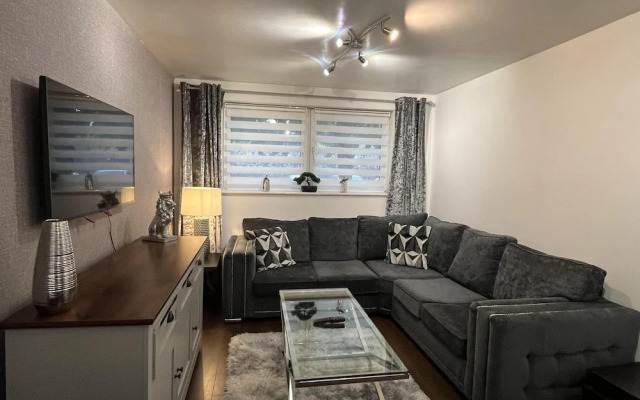 Modern Spacious Apartment in Private Grounds