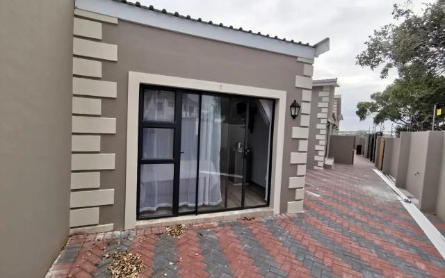 Lucolo Palace B&B - East London