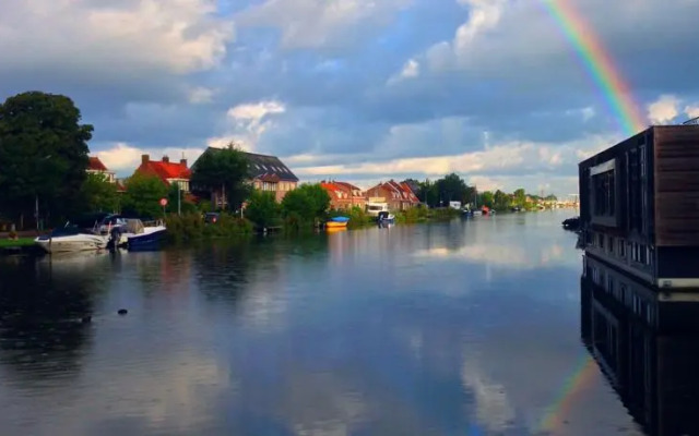 B&B Houseboat between Amsterdam Windmills