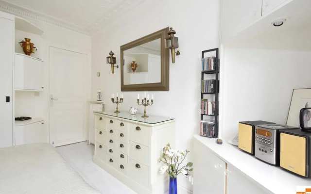 204340 - A two-room apartment with traditional chic style in the Marais