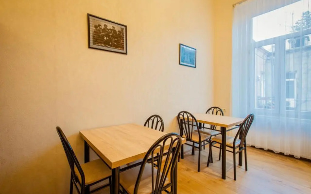 Galaktionis Apartment.3 min to Liberty Square