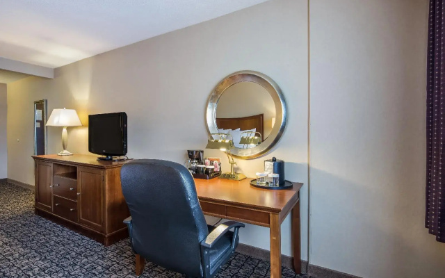 Cayuga Blu Hotel