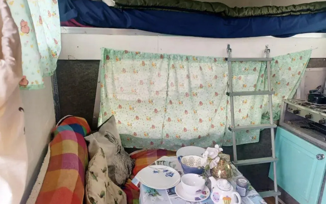 Secluded Converted Horsebox Retreat in Welcombe
