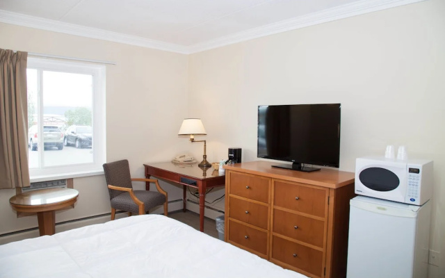 Twin Pine Inn & Suites
