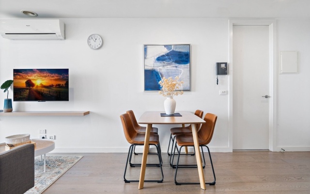 Renovated 2-bed Apartment With Balcony – Guest Rooms – Melbourne