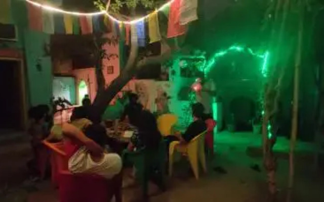 12 Monks Backpackers Community