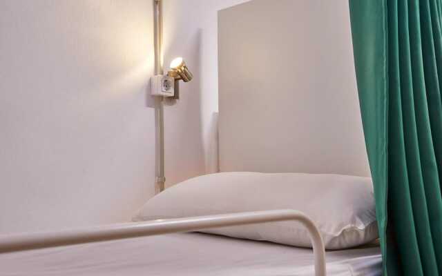 Hola Hostal Collblanc - Hostel