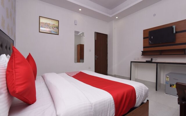 OYO 13310 Noida Suites