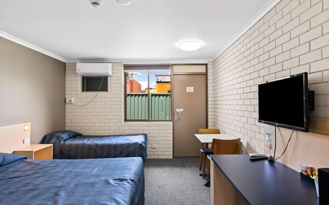Morayfield Tavern & Motel