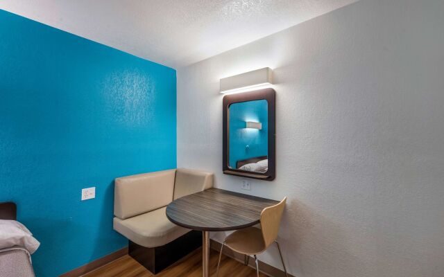 Motel 6 Dallas - Irving DFW Airport East