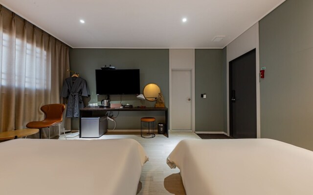 Brown Dot Hotel