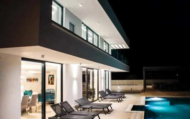 Sunset Serenity Villa With Pool, Gym and Sauna