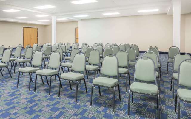 Days Inn & Suites by Wyndham Bridgeport - Clarksburg